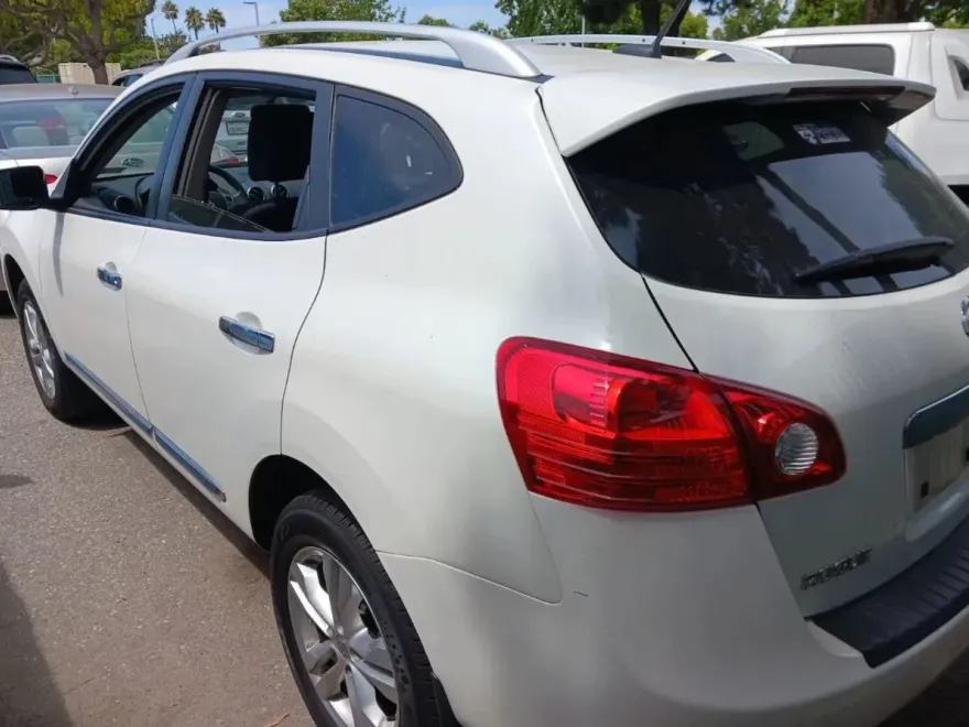 2013 Nissan Rogue SV photo 1