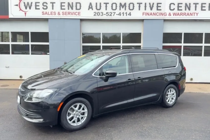 2020 Chrysler Voyager LXi photo 1