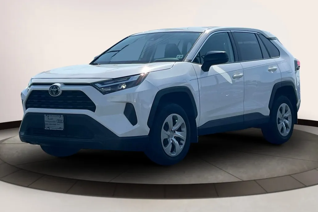 2023 Toyota RAV4 LE photo 1