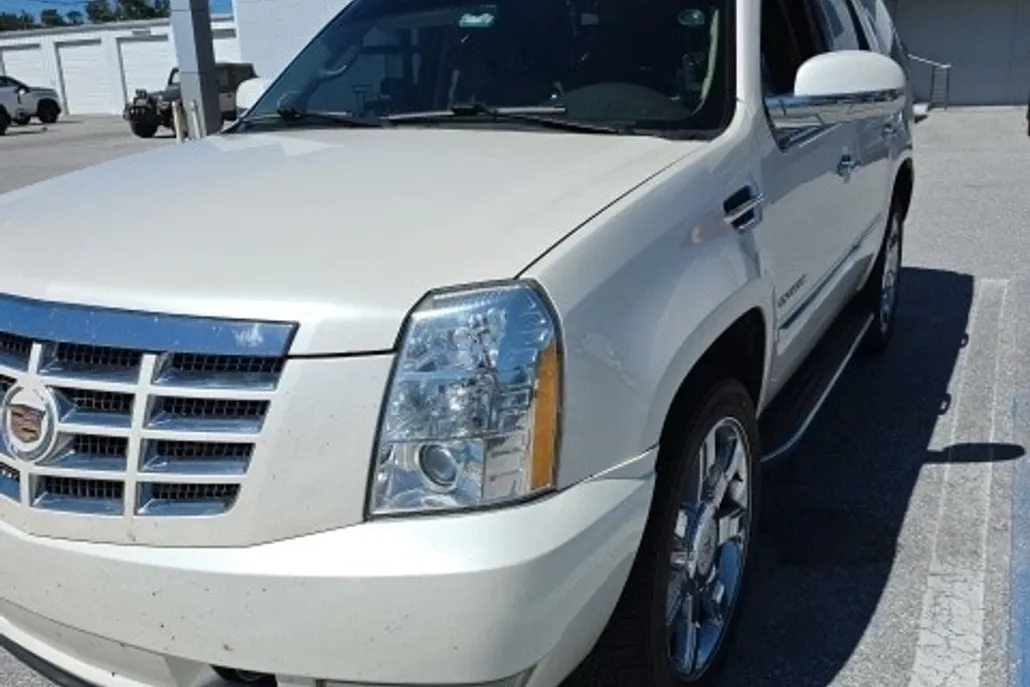 2013 Cadillac Escalade Luxury photo 1