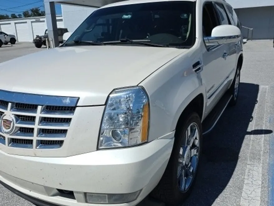 2013 Cadillac Escalade Luxury photo 1