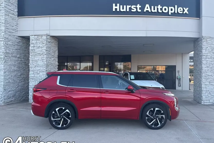 2024 Mitsubishi Outlander SEL photo 1