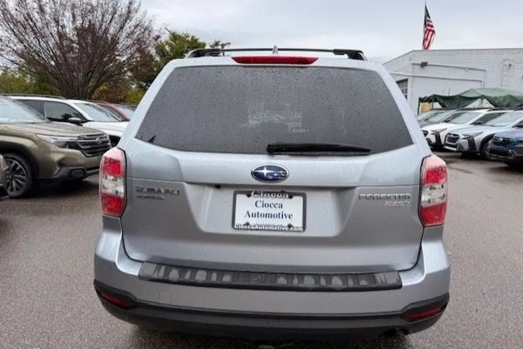 2016 Subaru Forester 2.5i Premium photo 1