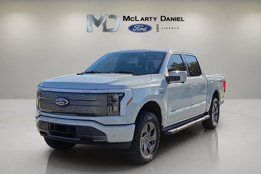 2023 Ford F-150 Lightning Lariat photo 1