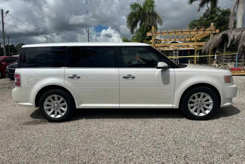 2011 Ford Flex SEL photo 1