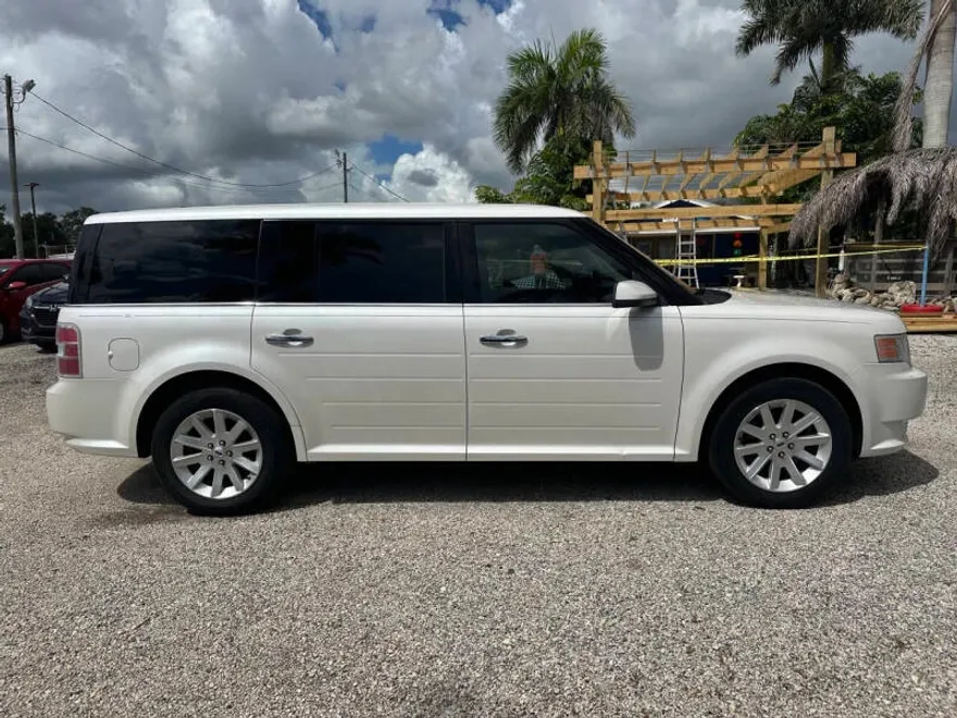 2011 Ford Flex SEL photo 1