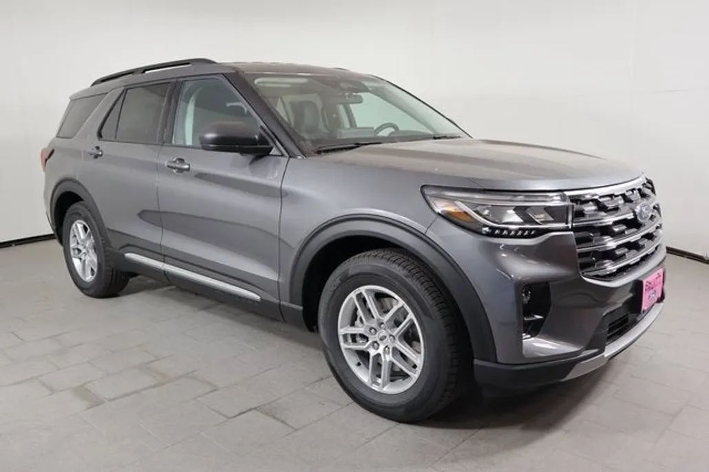 2025 Ford Explorer photo 1