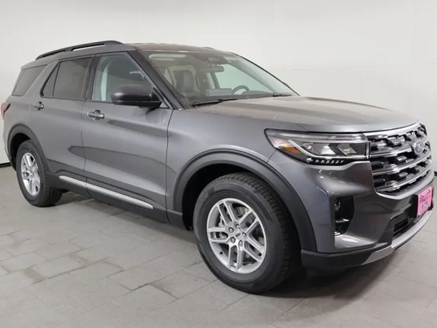 2025 Ford Explorer photo 1