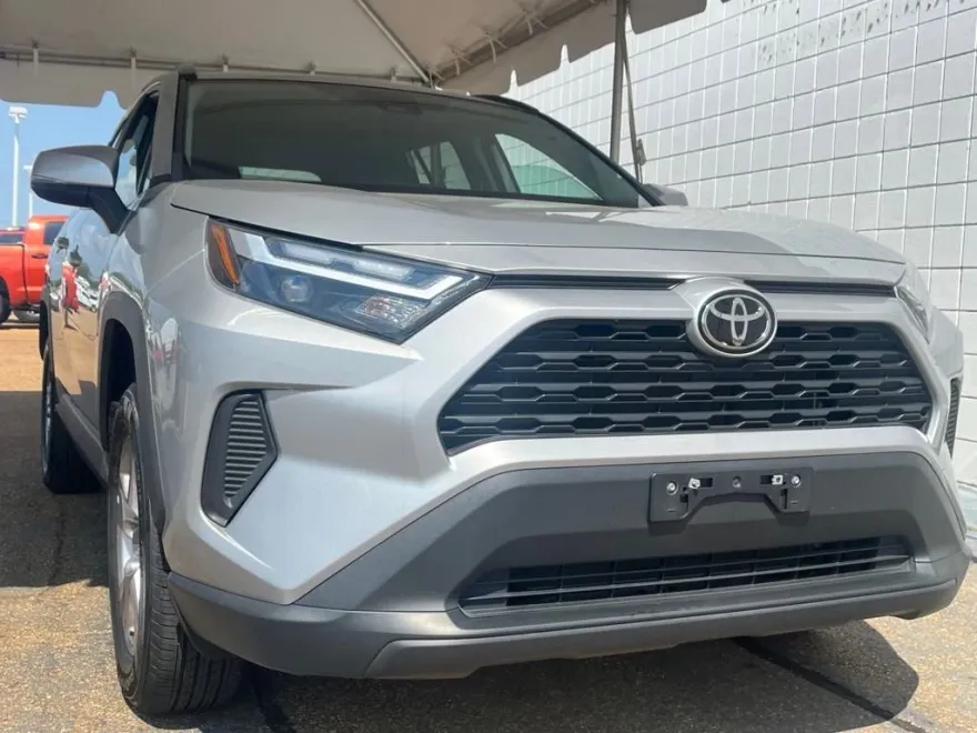 2023 Toyota RAV4 XLE photo 1