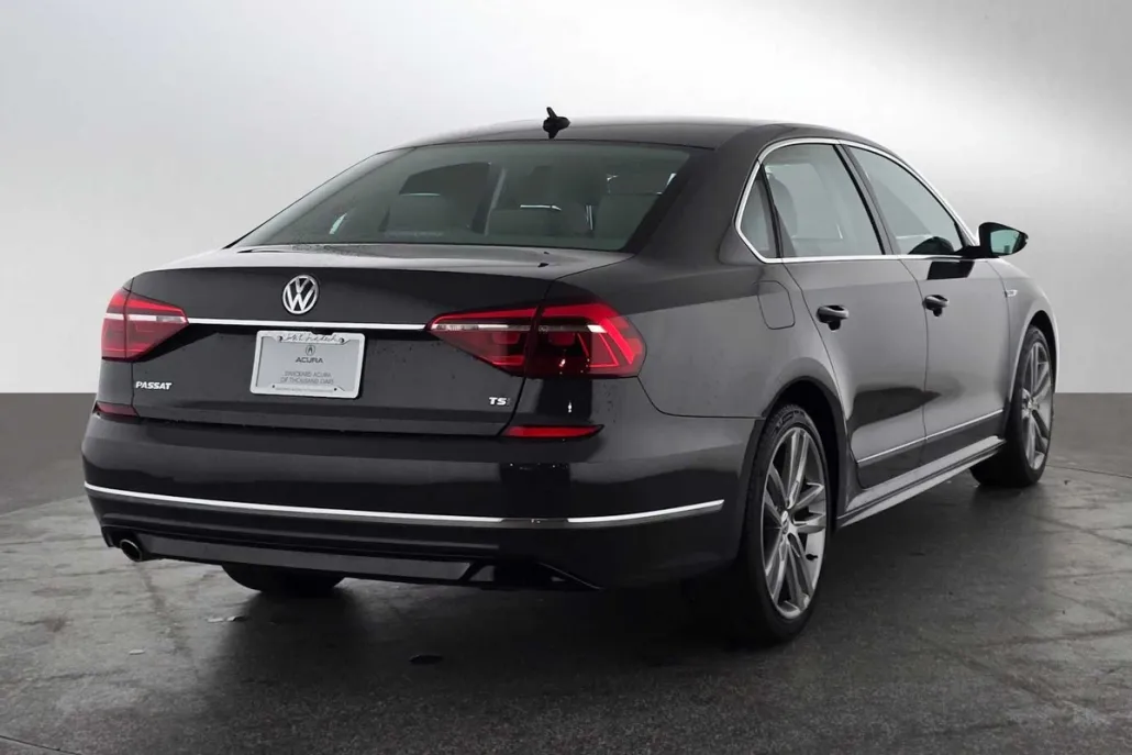 2017 Volkswagen Passat R-Line photo 1