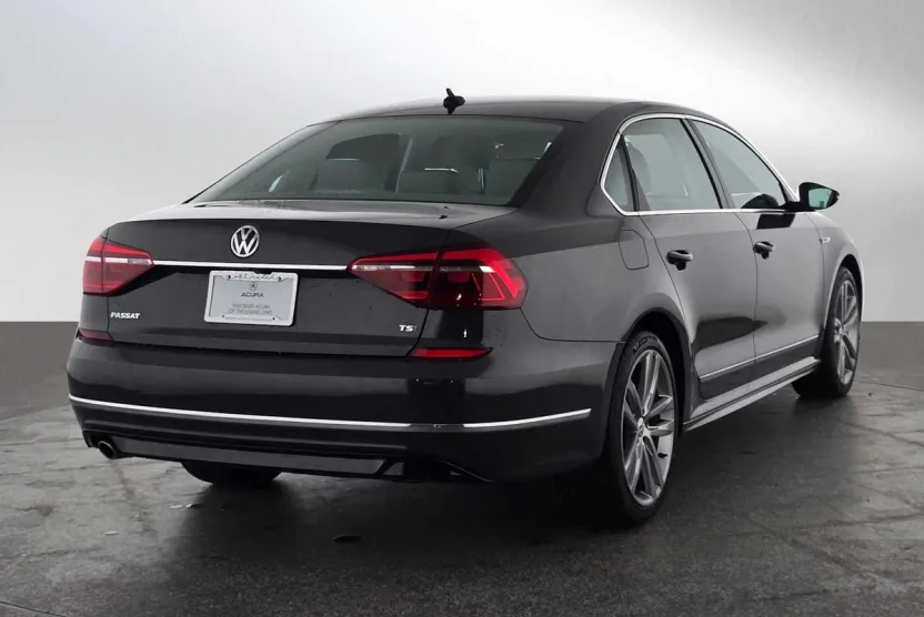 2017 Volkswagen Passat R-Line photo 1