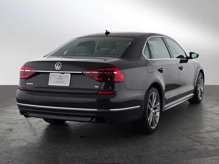 2017 Volkswagen Passat R-Line photo 1