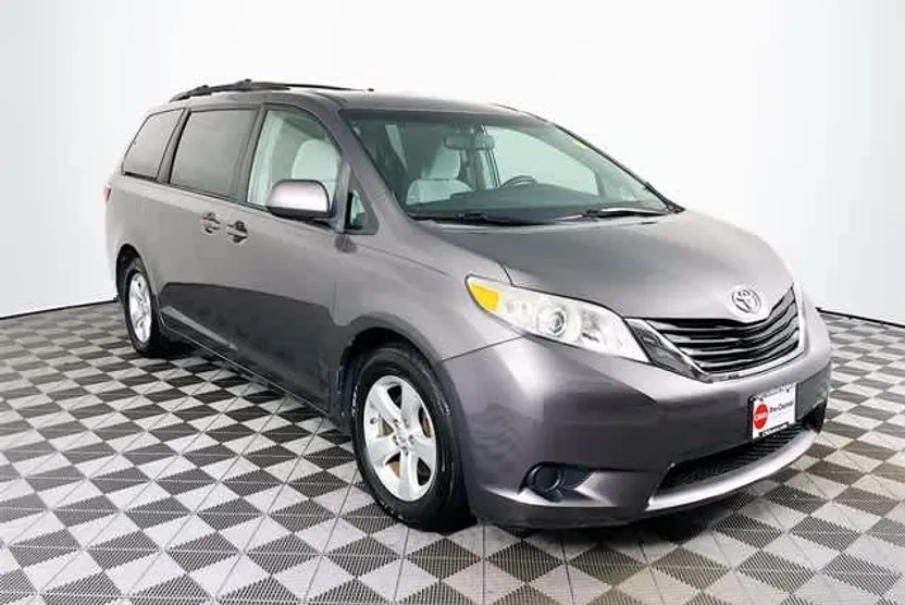 2015 Toyota Sienna LE photo 1