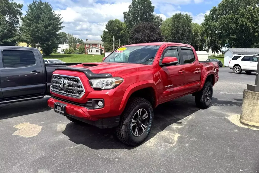 2016 Toyota Tacoma TRD Sport photo 1