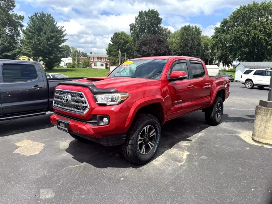 2016 Toyota Tacoma TRD Sport photo 1