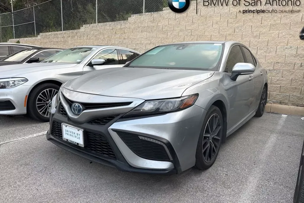 2024 Toyota Camry Hybrid SE photo 1