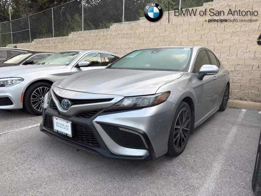 2024 Toyota Camry Hybrid SE photo 1