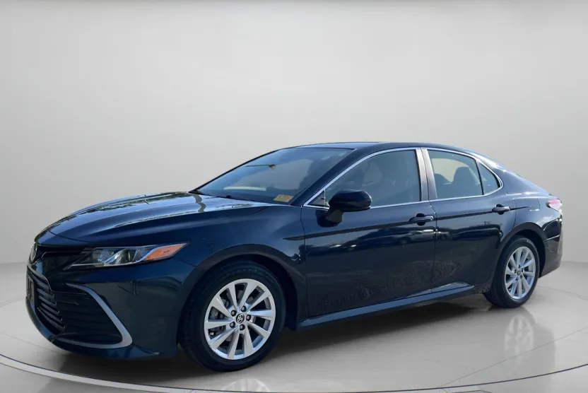 2021 Toyota Camry LE photo 1