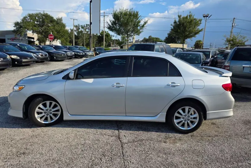 2010 Toyota Corolla photo 1
