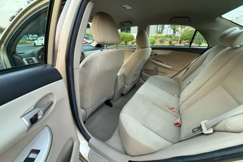 2013 Toyota Corolla LE photo 1