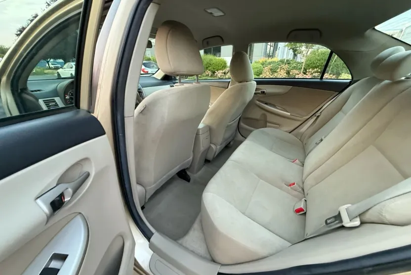 2013 Toyota Corolla LE photo 1