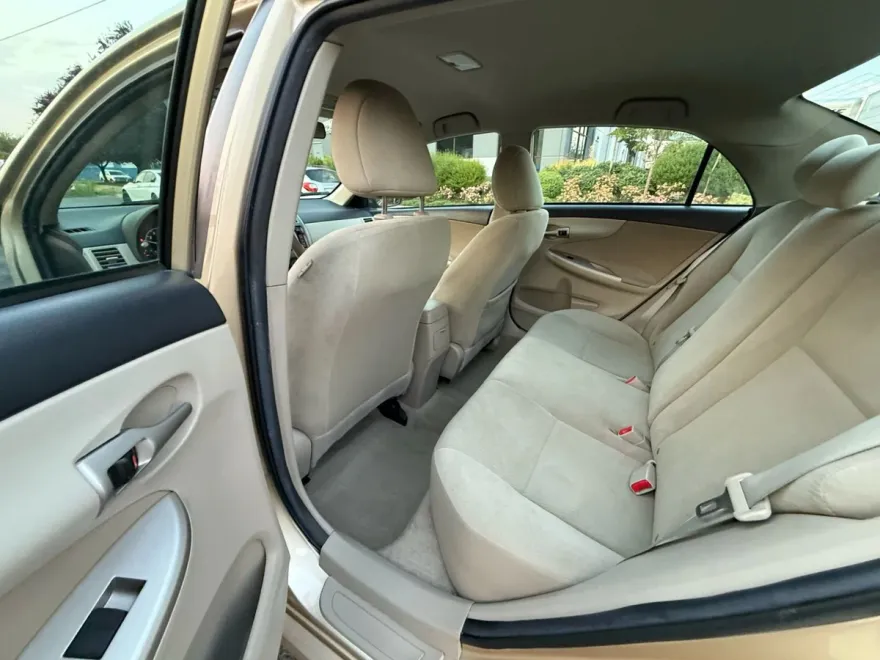 2013 Toyota Corolla LE photo 1