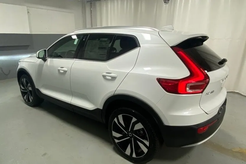 2025 Volvo XC40 photo 1