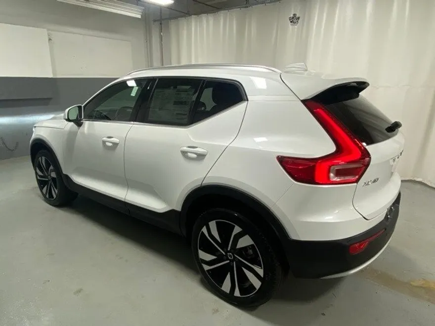 2025 Volvo XC40 photo 1