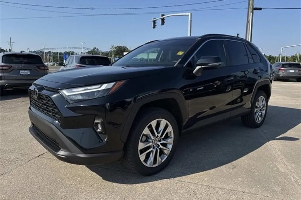 2022 Toyota RAV4 XLE Premium photo 1