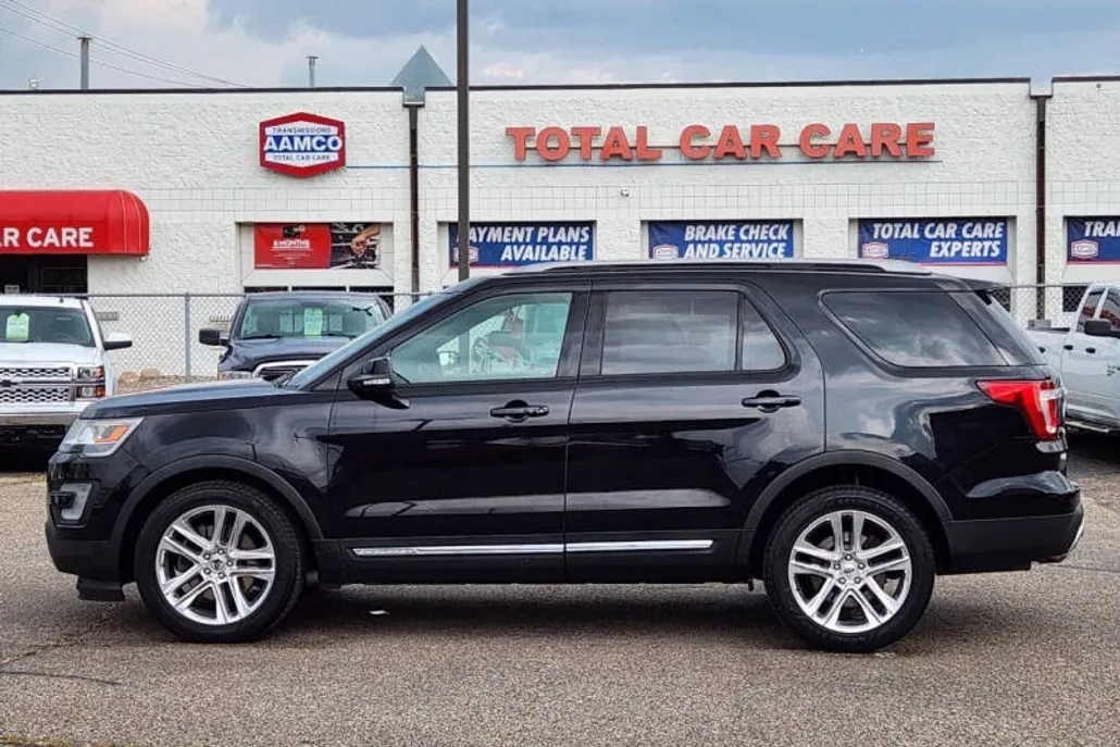 2016 Ford Explorer XLT photo 1