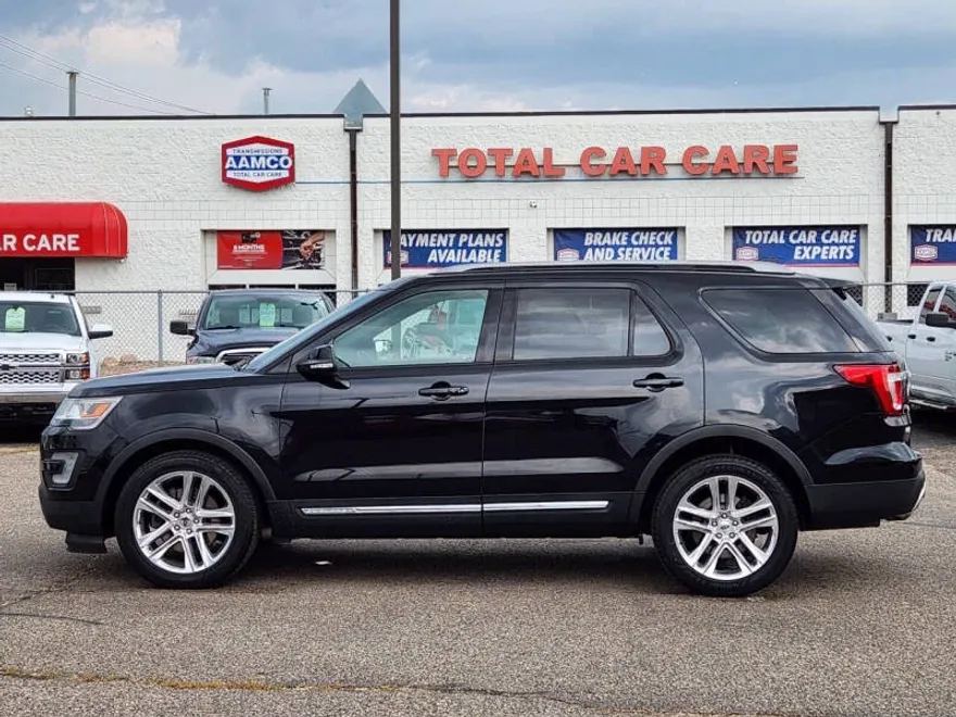 2016 Ford Explorer XLT photo 1