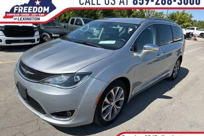 2019 Chrysler Pacifica Limited photo 1