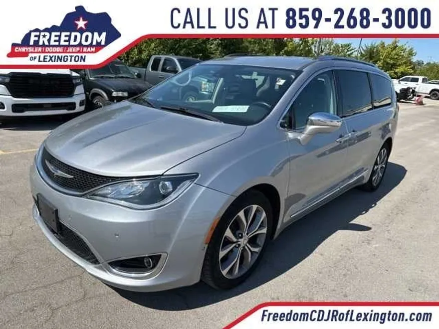 2019 Chrysler Pacifica Limited photo 1