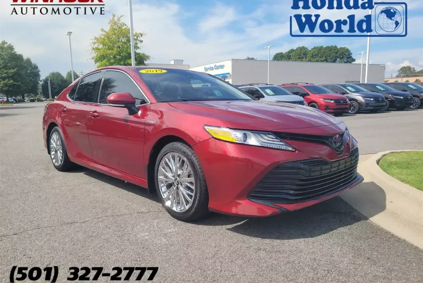 2019 Toyota Camry Hybrid XLE photo 1