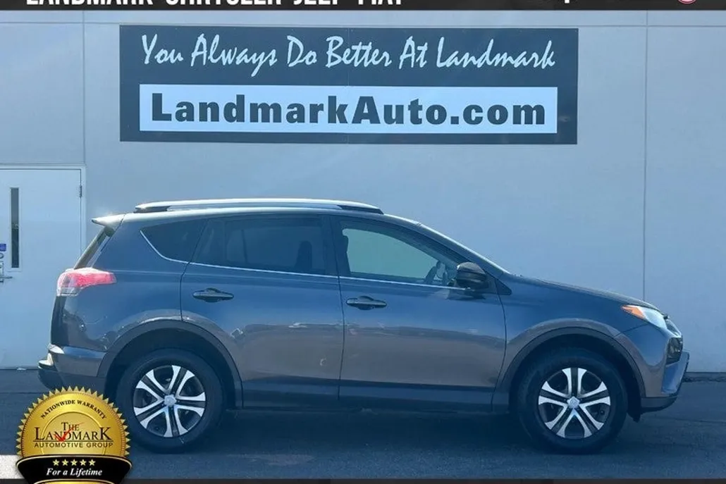 2017 Toyota RAV4 LE photo 1