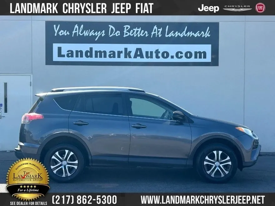 2017 Toyota RAV4 LE photo 1
