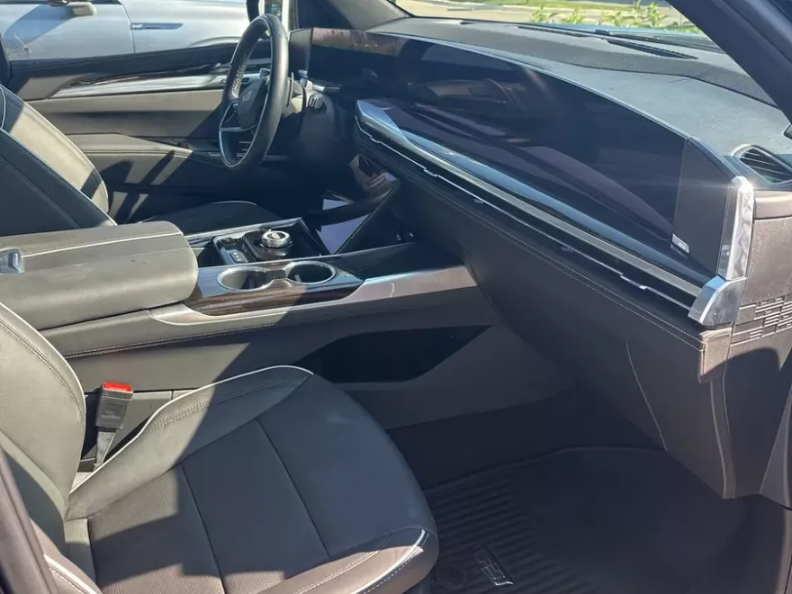 2025 Cadillac Escalade ESV Premium photo 1