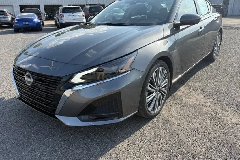 2025 Nissan Altima SL photo 1