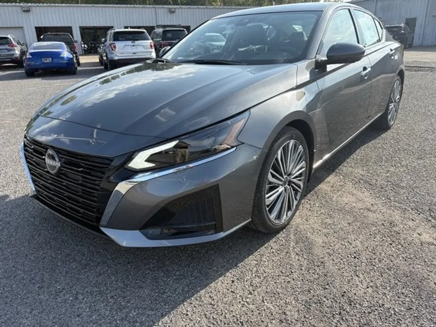 2025 Nissan Altima SL photo 1