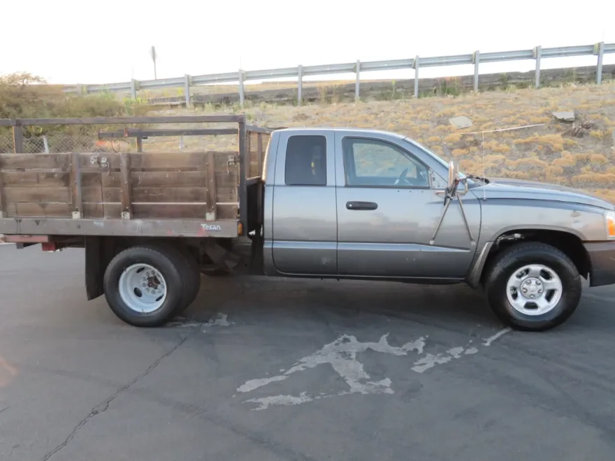 2005 Dodge Dakota ST Club Cab photo 1