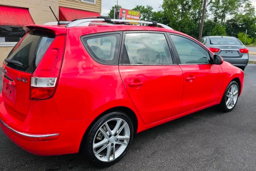 2011 Hyundai Elantra Touring SE photo 1