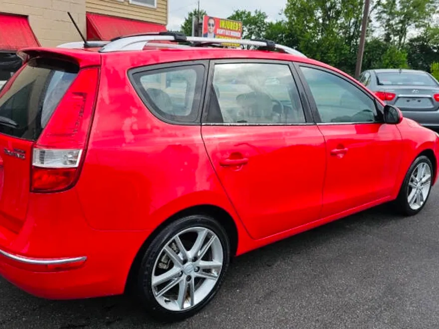 2011 Hyundai Elantra Touring SE photo 1