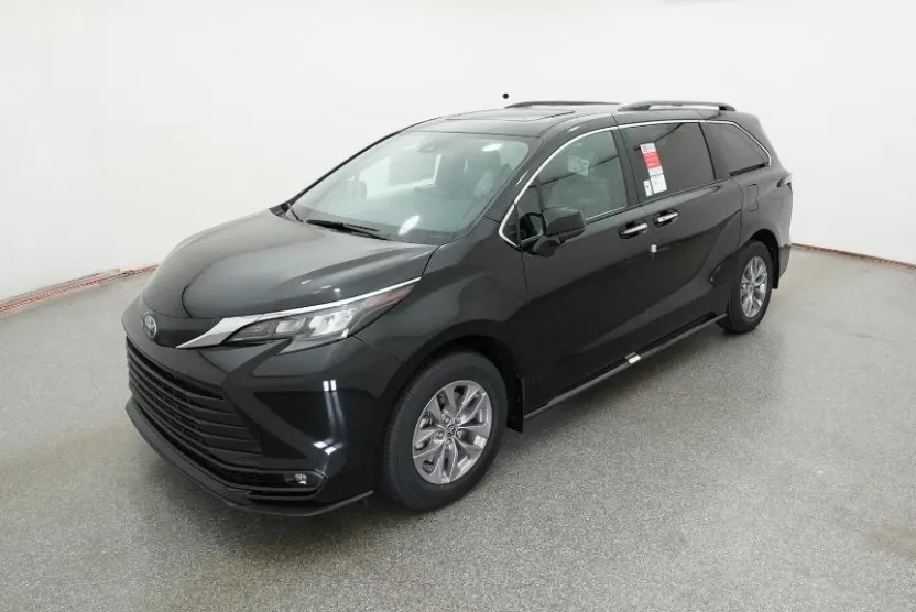 2025 Toyota Sienna XLE photo 1