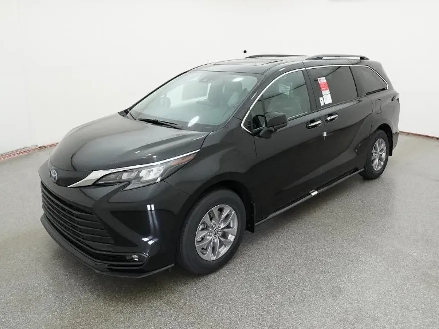 2025 Toyota Sienna XLE photo 1