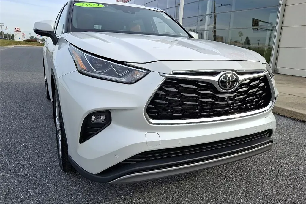 2023 Toyota Highlander Platinum photo 1