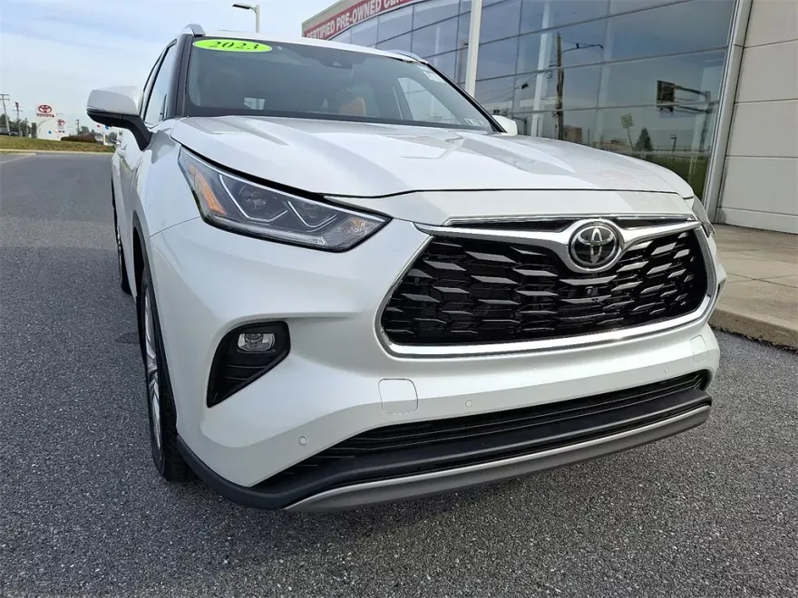 2023 Toyota Highlander Platinum photo 1
