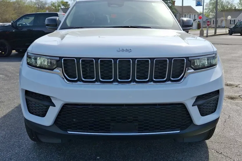 2025 Jeep Grand Cherokee Laredo photo 1