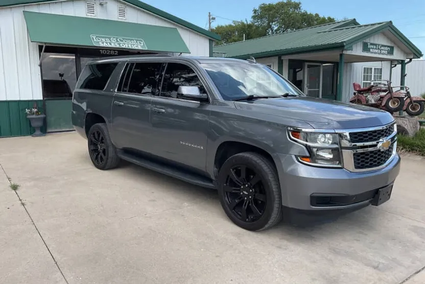 2020 Chevrolet Suburban LT photo 1