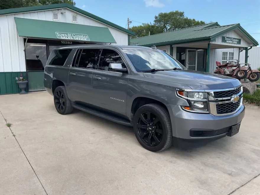 2020 Chevrolet Suburban LT photo 1
