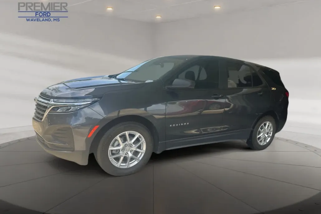 2022 Chevrolet Equinox LS photo 1
